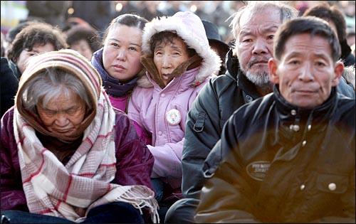 지난 2004년 12월 24일, 서울 영등포 일대 빈민지역인 일명 '쪽방촌' 성탄예배에 모인 빈곤 노인들(자료사진).